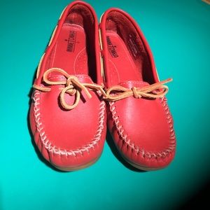 Minnetonka Red Leather Moccasin Flats. Sz 8.5